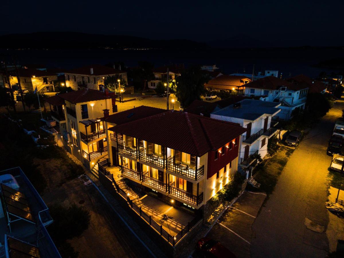 Helianthus Guesthouse アムリアニ エクステリア 写真