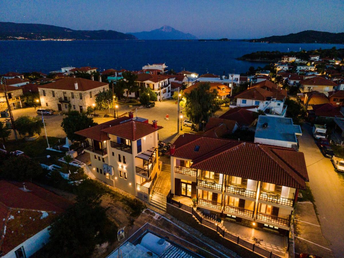 Helianthus Guesthouse アムリアニ エクステリア 写真
