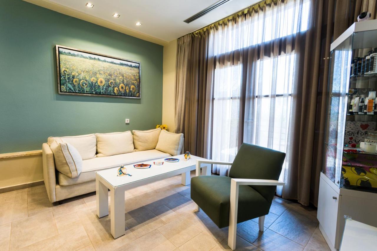 Helianthus Guesthouse アムリアニ エクステリア 写真