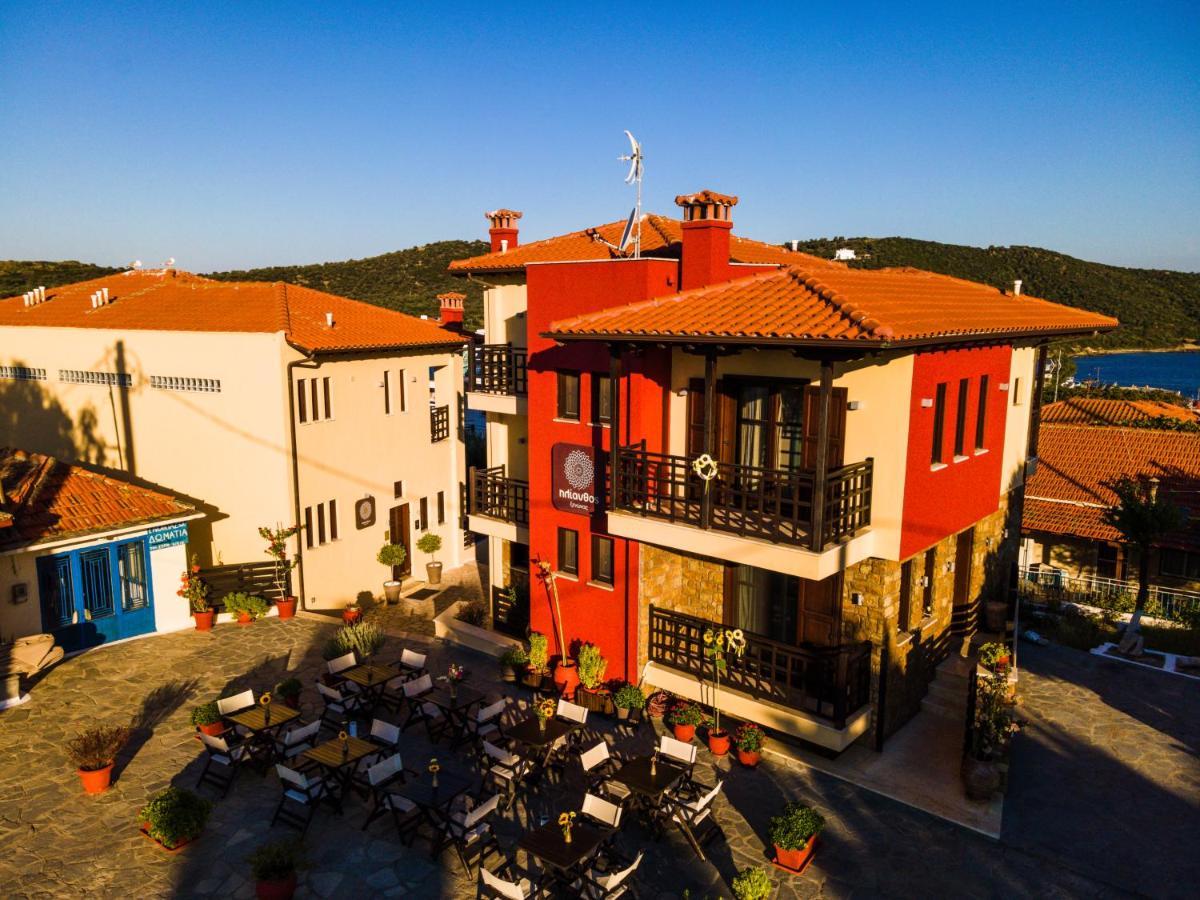 Helianthus Guesthouse アムリアニ エクステリア 写真